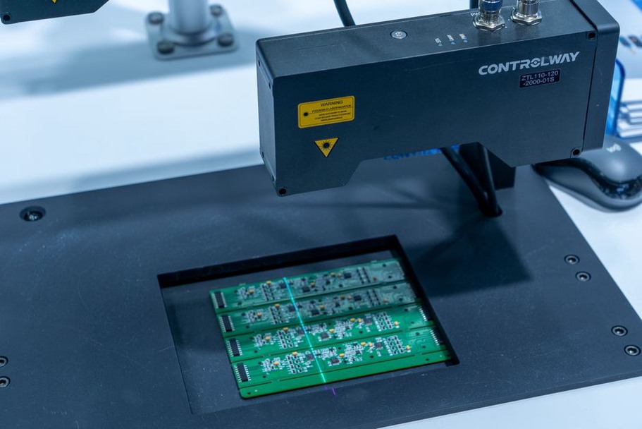 Linear array of LEDs and photodetectors in a CIS module