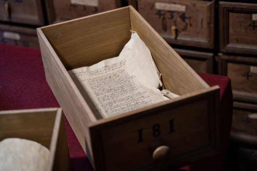 A handwritten page inspected beside its digital transcription