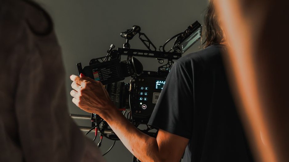 Twin cameras arranged for depth measurement