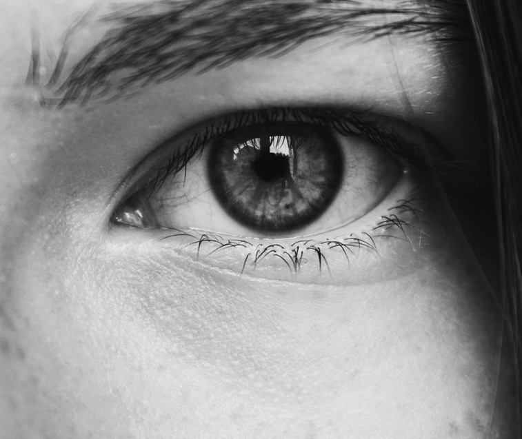 Local image features linked across two views