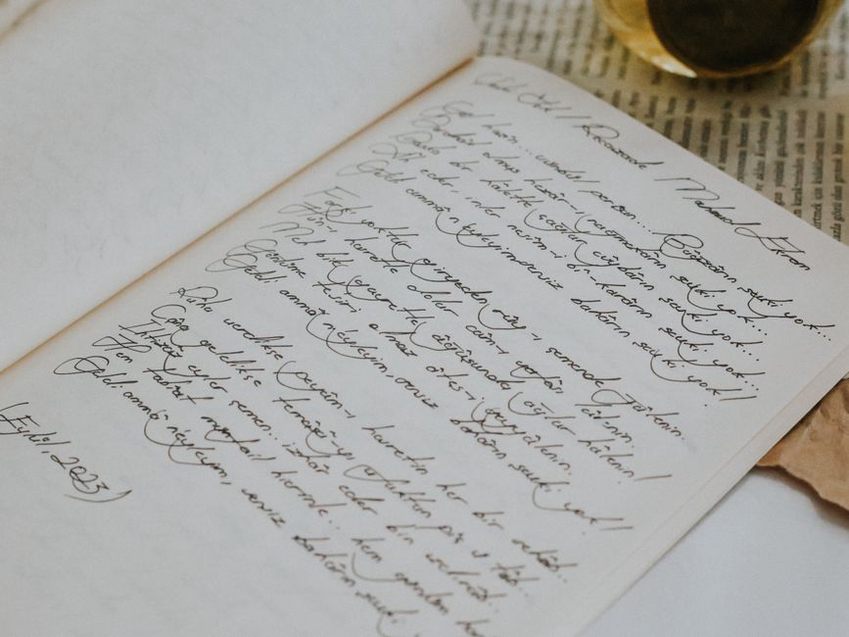 Mixed-language notes beside a keyboard and transcription sheets
