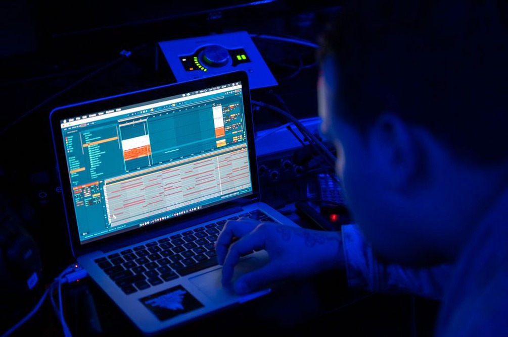 Acoustic patterns under examination on a workstation