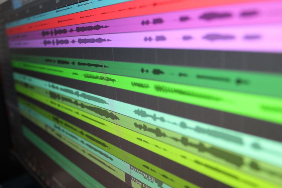 Phonetic labels aligned with a speech waveform
