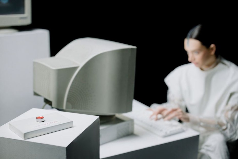 A microphone beside a workstation used for speech experiments