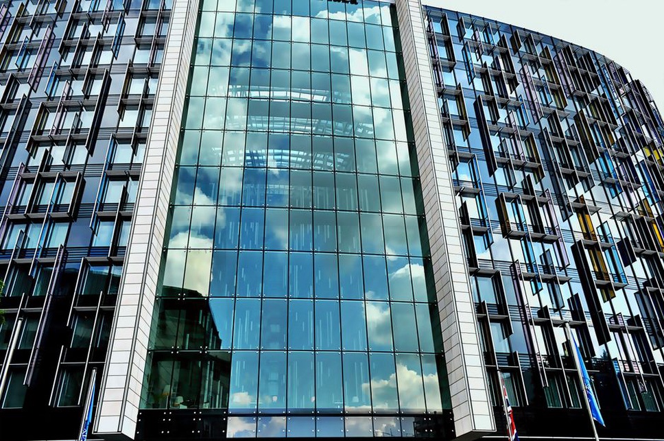Keypoints mark distinctive corners across a facade