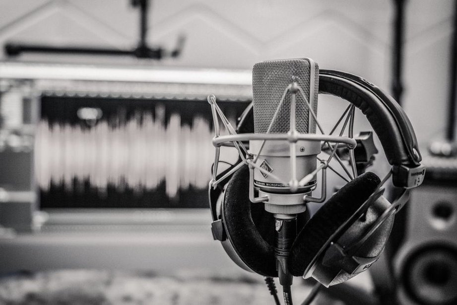 Microphone beside a display of spoken audio
